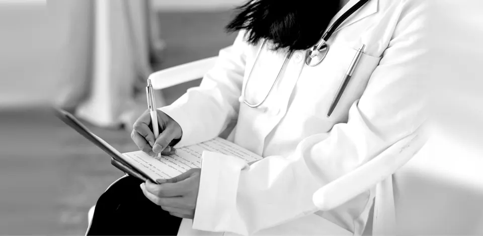 Medico che raccoglie la storia clinica durante una visita