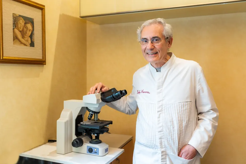 Il Prof. Claudio Manna al microscopio nel centro Biofertility